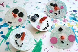 снеговик из ненужных компакт-дисков с детьми