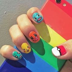 рисунок с покемоном Пикачу на ногтях