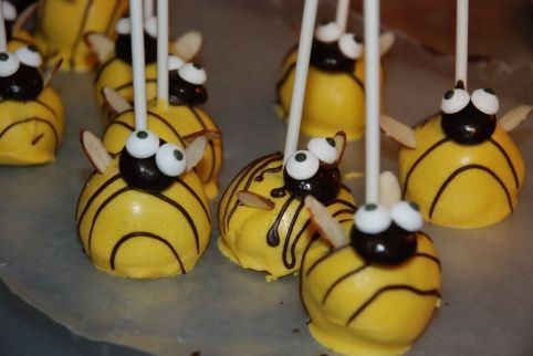 кейк-попсы с украшением в виде пчелы