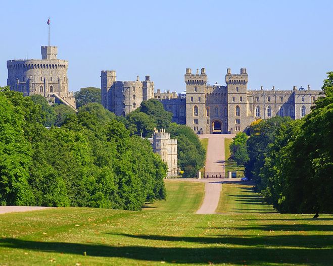 Виндзорский замок, резиденция британской королевской семьи.