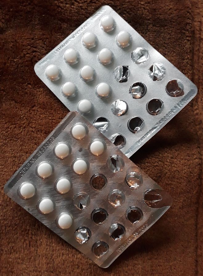 Два вида таблеток в похожих пачках