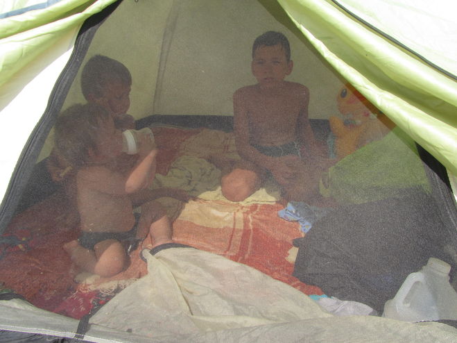 Трое детей в палатке
