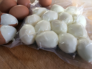 отварные яйца упакованы вакуумным упаковщиком для хранения
