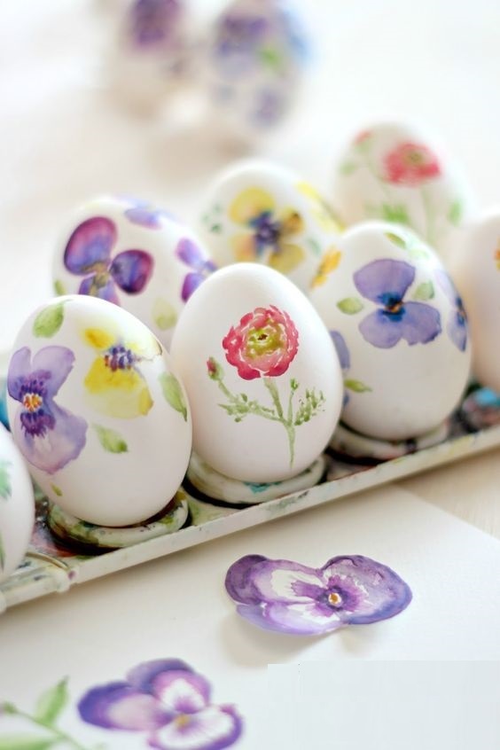 декор яиц на Пасху с цветочным оформлением