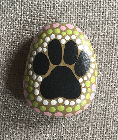отпечаток лап собаки рисунок на камне