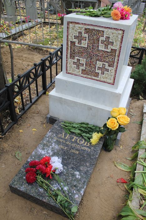 Памятник-надгробие на могиле Егора Летова.